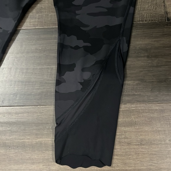 Lululemon Women Wunder Under Crop Black Camo Size 10 - Picture 4 of 9